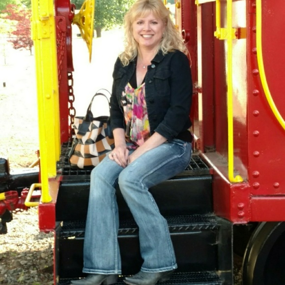 Meet Your Posher, Pam - Picture 2 of 5